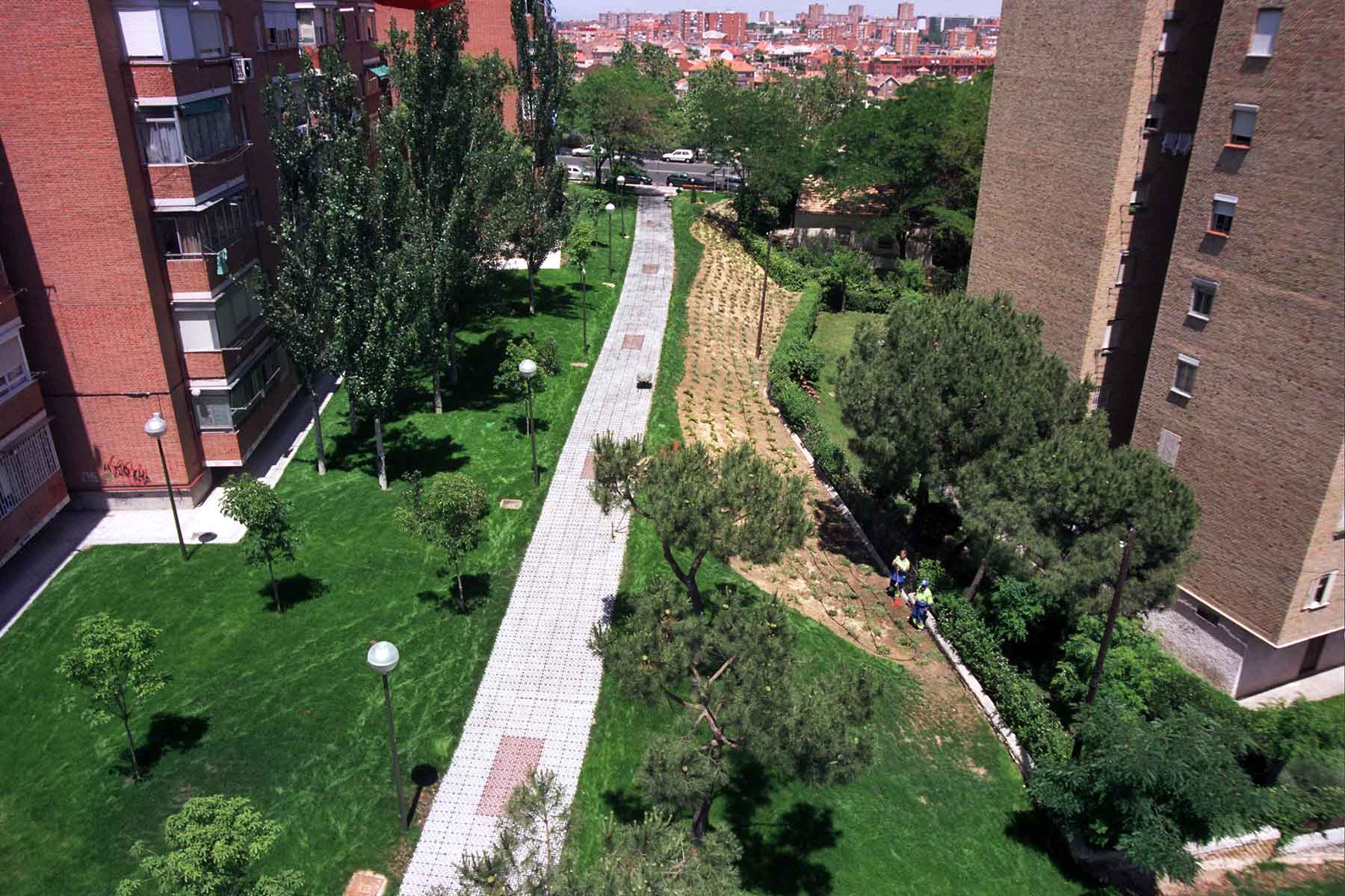 Paseo Pavimento de Celdas 52mm Rellenas de Grava, Parque Gomeznarro, Madrid